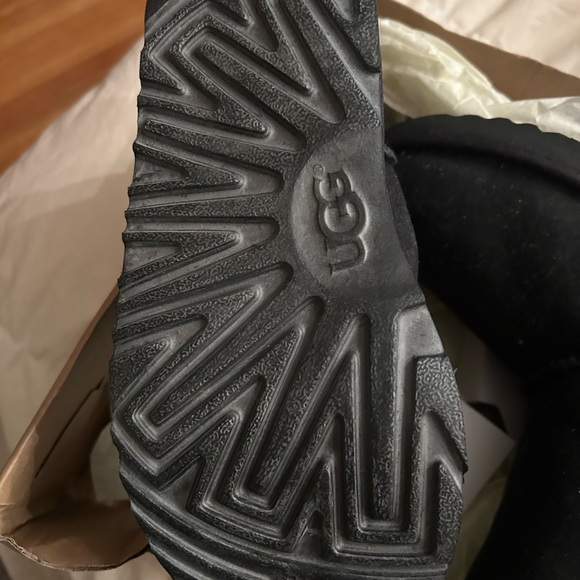 Uggs classic Mini 2 kids Size 2 black - Picture 2 of 3